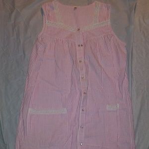 Vintage pink sleeveless snap front robe